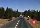 Standbild Fahrt durch den Yellowstone National Park in 1960 Wyoming United States USA, 1960, aus Sekunde 20 historischem Filmmaterial Videoclip 65675068834
