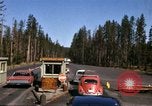 Standbild Fahrt durch den Yellowstone National Park in 1960 Wyoming United States USA, 1960, aus Sekunde 21 historischem Filmmaterial Videoclip 65675068834