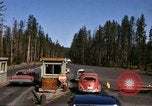 Standbild Fahrt durch den Yellowstone National Park in 1960 Wyoming United States USA, 1960, aus Sekunde 22 historischem Filmmaterial Videoclip 65675068834