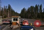 Standbild Fahrt durch den Yellowstone National Park in 1960 Wyoming United States USA, 1960, aus Sekunde 23 historischem Filmmaterial Videoclip 65675068834