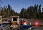 Standbild Fahrt durch den Yellowstone National Park in 1960 Wyoming United States USA, 1960, aus Sekunde 24 historischem Filmmaterial Videoclip 65675068834