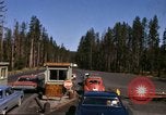 Standbild Fahrt durch den Yellowstone National Park in 1960 Wyoming United States USA, 1960, aus Sekunde 25 historischem Filmmaterial Videoclip 65675068834