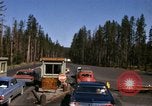 Standbild Fahrt durch den Yellowstone National Park in 1960 Wyoming United States USA, 1960, aus Sekunde 26 historischem Filmmaterial Videoclip 65675068834