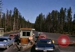 Standbild Fahrt durch den Yellowstone National Park in 1960 Wyoming United States USA, 1960, aus Sekunde 28 historischem Filmmaterial Videoclip 65675068834
