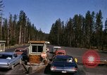 Standbild Fahrt durch den Yellowstone National Park in 1960 Wyoming United States USA, 1960, aus Sekunde 29 historischem Filmmaterial Videoclip 65675068834