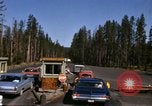 Standbild Fahrt durch den Yellowstone National Park in 1960 Wyoming United States USA, 1960, aus Sekunde 30 historischem Filmmaterial Videoclip 65675068834
