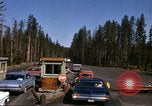 Standbild Fahrt durch den Yellowstone National Park in 1960 Wyoming United States USA, 1960, aus Sekunde 31 historischem Filmmaterial Videoclip 65675068834