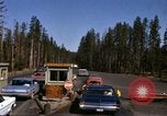 Standbild Fahrt durch den Yellowstone National Park in 1960 Wyoming United States USA, 1960, aus Sekunde 32 historischem Filmmaterial Videoclip 65675068834