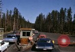 Standbild Fahrt durch den Yellowstone National Park in 1960 Wyoming United States USA, 1960, aus Sekunde 33 historischem Filmmaterial Videoclip 65675068834