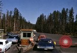 Standbild Fahrt durch den Yellowstone National Park in 1960 Wyoming United States USA, 1960, aus Sekunde 35 historischem Filmmaterial Videoclip 65675068834