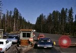 Standbild Fahrt durch den Yellowstone National Park in 1960 Wyoming United States USA, 1960, aus Sekunde 36 historischem Filmmaterial Videoclip 65675068834