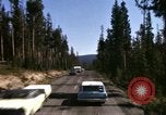 Standbild Fahrt durch den Yellowstone National Park in 1960 Wyoming United States USA, 1960, aus Sekunde 37 historischem Filmmaterial Videoclip 65675068834