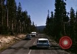 Standbild Fahrt durch den Yellowstone National Park in 1960 Wyoming United States USA, 1960, aus Sekunde 38 historischem Filmmaterial Videoclip 65675068834