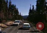 Standbild Fahrt durch den Yellowstone National Park in 1960 Wyoming United States USA, 1960, aus Sekunde 39 historischem Filmmaterial Videoclip 65675068834