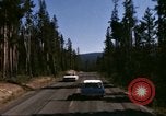Standbild Fahrt durch den Yellowstone National Park in 1960 Wyoming United States USA, 1960, aus Sekunde 41 historischem Filmmaterial Videoclip 65675068834