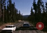Standbild Fahrt durch den Yellowstone National Park in 1960 Wyoming United States USA, 1960, aus Sekunde 42 historischem Filmmaterial Videoclip 65675068834