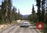 Standbild Fahrt durch den Yellowstone National Park in 1960 Wyoming United States USA, 1960, aus Sekunde 43 historischem Filmmaterial Videoclip 65675068834
