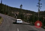 Standbild Fahrt durch den Yellowstone National Park in 1960 Wyoming United States USA, 1960, aus Sekunde 44 historischem Filmmaterial Videoclip 65675068834