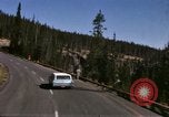 Standbild Fahrt durch den Yellowstone National Park in 1960 Wyoming United States USA, 1960, aus Sekunde 45 historischem Filmmaterial Videoclip 65675068834