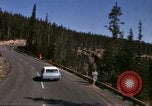 Standbild Fahrt durch den Yellowstone National Park in 1960 Wyoming United States USA, 1960, aus Sekunde 46 historischem Filmmaterial Videoclip 65675068834