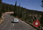Standbild Fahrt durch den Yellowstone National Park in 1960 Wyoming United States USA, 1960, aus Sekunde 47 historischem Filmmaterial Videoclip 65675068834