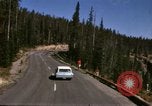 Standbild Fahrt durch den Yellowstone National Park in 1960 Wyoming United States USA, 1960, aus Sekunde 48 historischem Filmmaterial Videoclip 65675068834