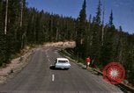 Standbild Fahrt durch den Yellowstone National Park in 1960 Wyoming United States USA, 1960, aus Sekunde 49 historischem Filmmaterial Videoclip 65675068834