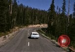 Standbild Fahrt durch den Yellowstone National Park in 1960 Wyoming United States USA, 1960, aus Sekunde 50 historischem Filmmaterial Videoclip 65675068834