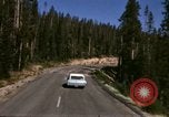 Standbild Fahrt durch den Yellowstone National Park in 1960 Wyoming United States USA, 1960, aus Sekunde 51 historischem Filmmaterial Videoclip 65675068834