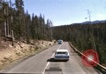 Standbild Fahrt durch den Yellowstone National Park in 1960 Wyoming United States USA, 1960, aus Sekunde 52 historischem Filmmaterial Videoclip 65675068834