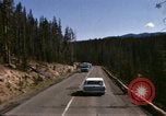 Standbild Fahrt durch den Yellowstone National Park in 1960 Wyoming United States USA, 1960, aus Sekunde 53 historischem Filmmaterial Videoclip 65675068834