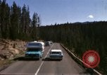 Standbild Fahrt durch den Yellowstone National Park in 1960 Wyoming United States USA, 1960, aus Sekunde 55 historischem Filmmaterial Videoclip 65675068834