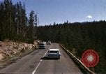 Standbild Fahrt durch den Yellowstone National Park in 1960 Wyoming United States USA, 1960, aus Sekunde 56 historischem Filmmaterial Videoclip 65675068834