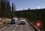 Standbild Fahrt durch den Yellowstone National Park in 1960 Wyoming United States USA, 1960, aus Sekunde 57 historischem Filmmaterial Videoclip 65675068834