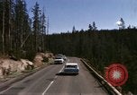 Standbild Fahrt durch den Yellowstone National Park in 1960 Wyoming United States USA, 1960, aus Sekunde 58 historischem Filmmaterial Videoclip 65675068834