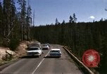 Standbild Fahrt durch den Yellowstone National Park in 1960 Wyoming United States USA, 1960, aus Sekunde 59 historischem Filmmaterial Videoclip 65675068834