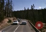 Standbild Fahrt durch den Yellowstone National Park in 1960 Wyoming United States USA, 1960, aus Sekunde 60 historischem Filmmaterial Videoclip 65675068834