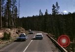 Standbild Fahrt durch den Yellowstone National Park in 1960 Wyoming United States USA, 1960, aus Sekunde 61 historischem Filmmaterial Videoclip 65675068834