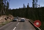 Standbild Fahrt durch den Yellowstone National Park in 1960 Wyoming United States USA, 1960, aus Sekunde 62 historischem Filmmaterial Videoclip 65675068834