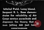 Immagine di Servizio in aria il sergente Bose dimostra paracadutismo presso Campo Mitchel Long Island New York USA, 1930, secondo 1 filmato di repertorio 65675068847