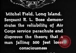 Immagine di Servizio in aria il sergente Bose dimostra paracadutismo presso Campo Mitchel Long Island New York USA, 1930, secondo 4 filmato di repertorio 65675068847