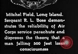 Immagine di Servizio in aria il sergente Bose dimostra paracadutismo presso Campo Mitchel Long Island New York USA, 1930, secondo 6 filmato di repertorio 65675068847