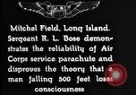 Immagine di Servizio in aria il sergente Bose dimostra paracadutismo presso Campo Mitchel Long Island New York USA, 1930, secondo 7 filmato di repertorio 65675068847