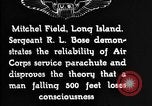 Immagine di Servizio in aria il sergente Bose dimostra paracadutismo presso Campo Mitchel Long Island New York USA, 1930, secondo 8 filmato di repertorio 65675068847