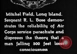 Immagine di Servizio in aria il sergente Bose dimostra paracadutismo presso Campo Mitchel Long Island New York USA, 1930, secondo 9 filmato di repertorio 65675068847