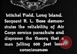 Immagine di Servizio in aria il sergente Bose dimostra paracadutismo presso Campo Mitchel Long Island New York USA, 1930, secondo 10 filmato di repertorio 65675068847