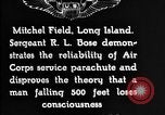 Immagine di Servizio in aria il sergente Bose dimostra paracadutismo presso Campo Mitchel Long Island New York USA, 1930, secondo 11 filmato di repertorio 65675068847