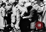 Immagine di Servizio in aria il sergente Bose dimostra paracadutismo presso Campo Mitchel Long Island New York USA, 1930, secondo 13 filmato di repertorio 65675068847