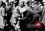 Immagine di Servizio in aria il sergente Bose dimostra paracadutismo presso Campo Mitchel Long Island New York USA, 1930, secondo 14 filmato di repertorio 65675068847