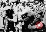 Immagine di Servizio in aria il sergente Bose dimostra paracadutismo presso Campo Mitchel Long Island New York USA, 1930, secondo 15 filmato di repertorio 65675068847